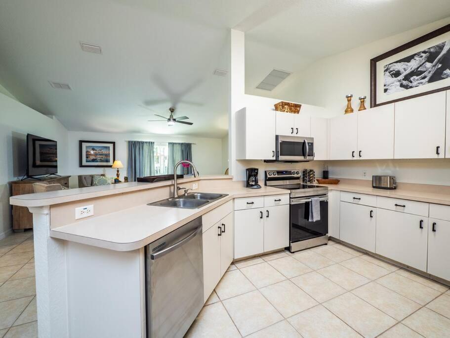 Modern & Luxurious 3br - Gem - Car Garage Holiday home *