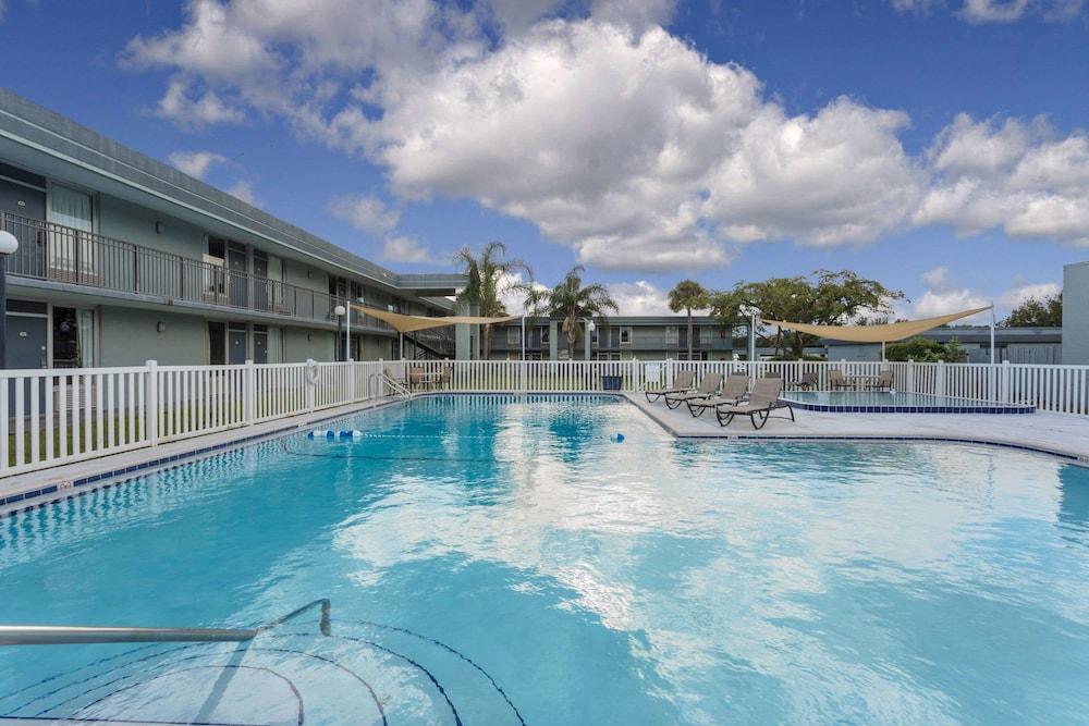 Hotel Super 8 By Wyndham I-75