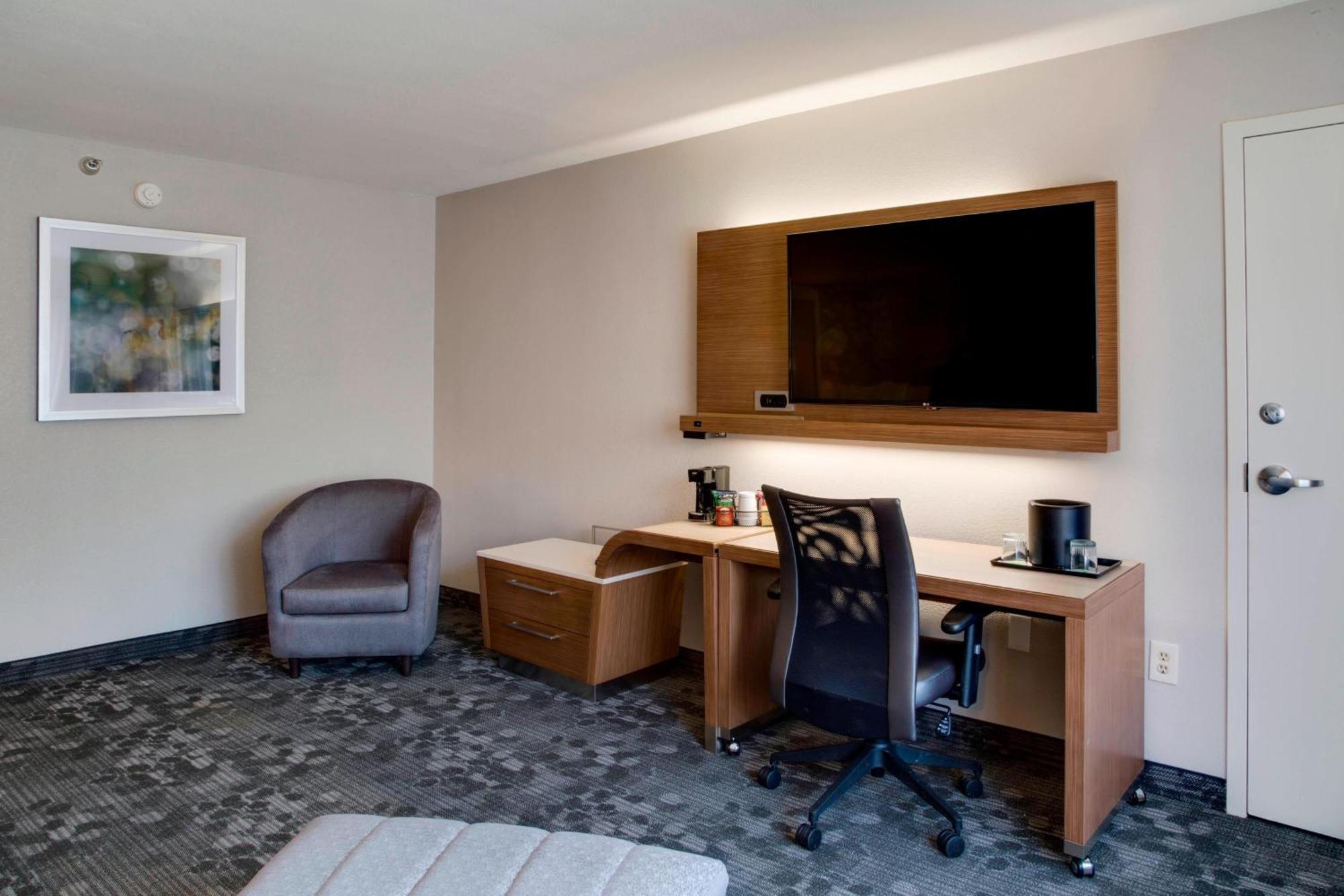 Courtyard By Marriott Hotel