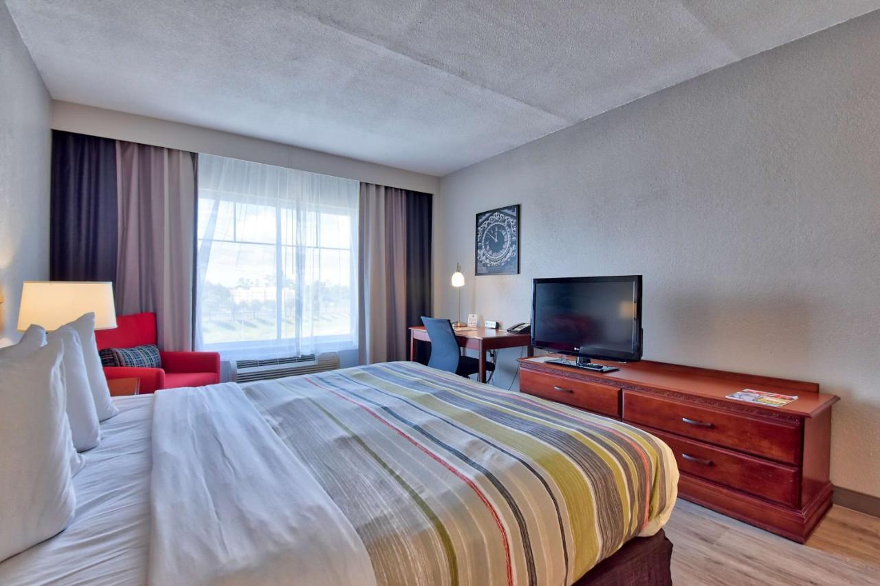 Country & By Radisson Southwest Hotel